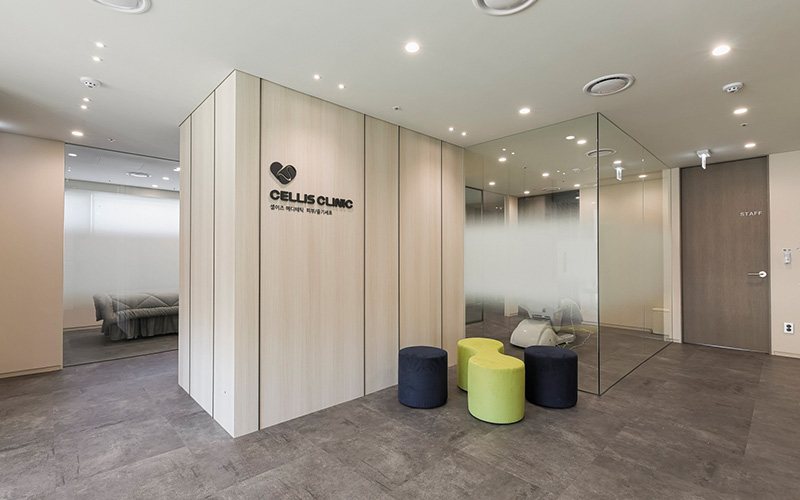 유리 칸막이 상담 공간 입구(벽 사인 CELLIS CLINIC)