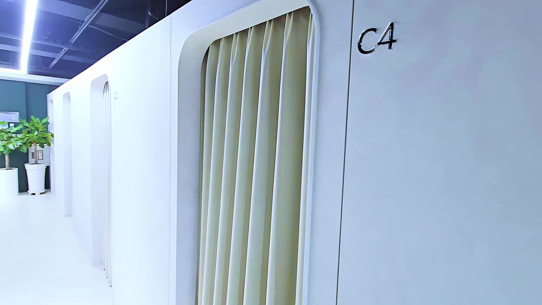 흰 클린룸 칸 'C4'와 복도(첫 화면 영상 28초 장면)