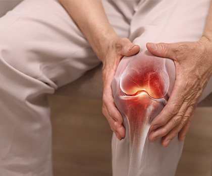 무릎을 감싼 손과 붉게 빛나는 무릎 관절 그림